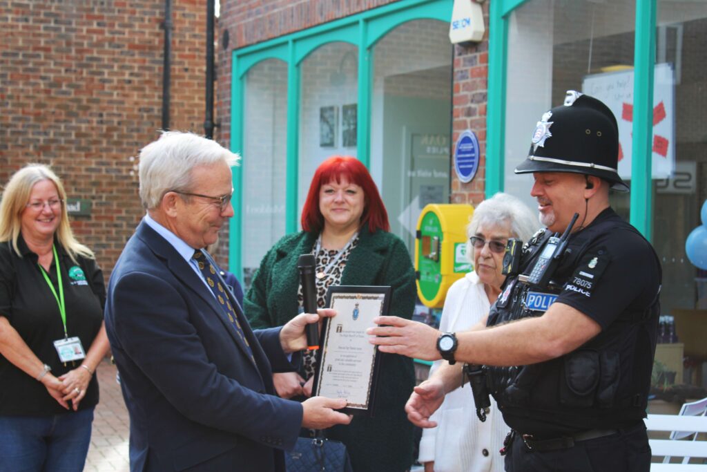 Charles Bishop, High Sherrif of Essex (left) presents the award for outstanding community service to Special Sergeant, Simon Jesse. Nikki Smith, Witham Town Clerk and Hub volunteers look on.