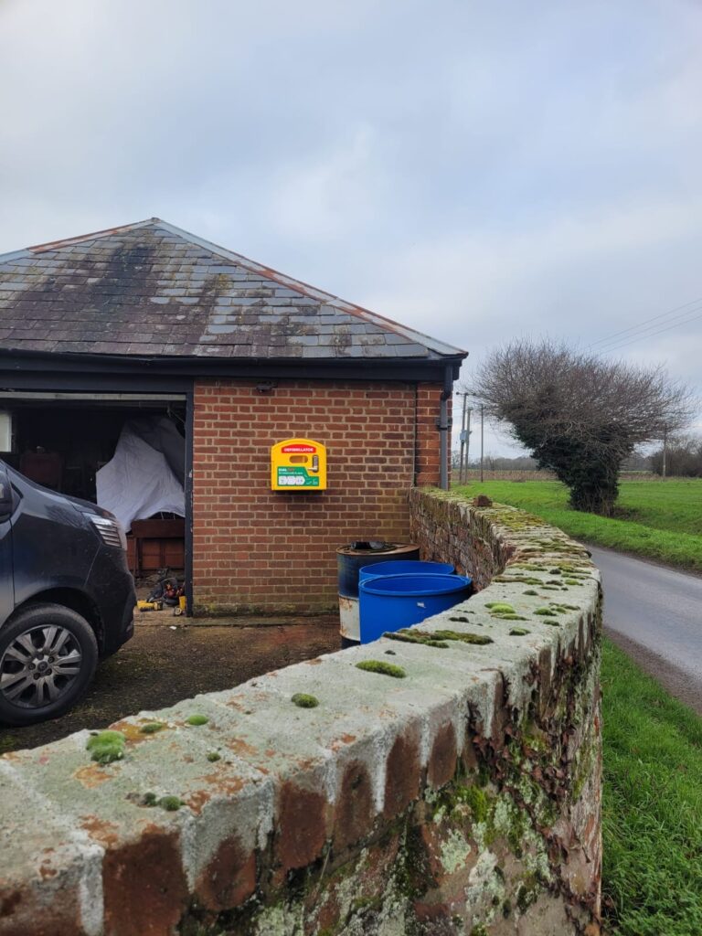 Hardy’s Green Gains 24/7 Access to a defibrillator  in memory of local resident Alan Cridland